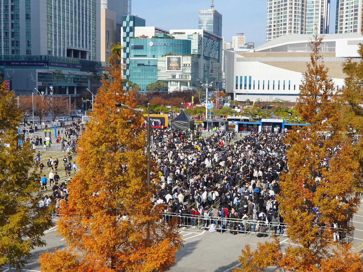 ▲17일 부산 벡스코에서 열린 '지스타 2022'에서 참관객들이 입장을 기다리고 있다. 부산=정수천 기자 int1000@
