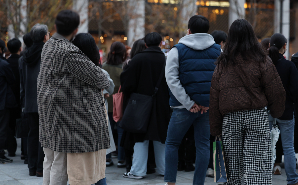 ▲13일 오후 서울 광화문광장에서 시민들이 온기를 나누고 있다. (연합뉴스)