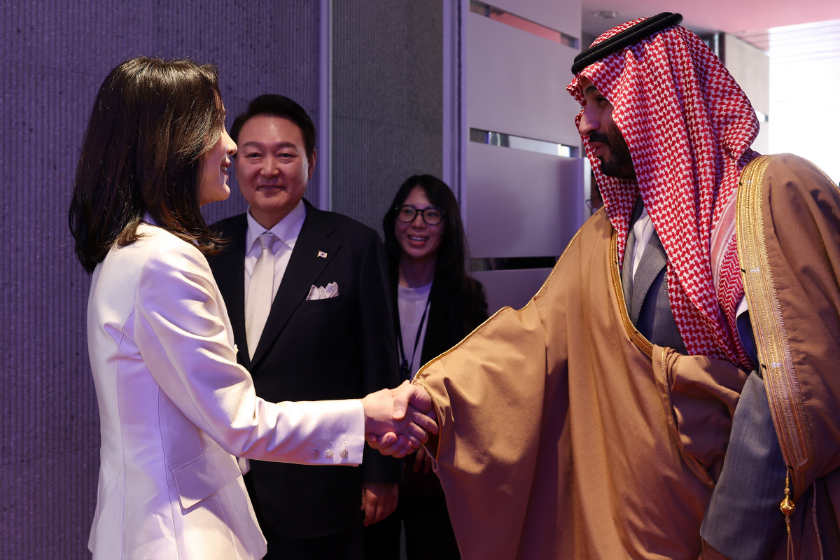 ▲윤석열 대통령과 김건희 여사가 17일 서울 한남동 대통령 관저에서 무함마드 빈 살만 사우디아라비아 왕세자 겸 총리를 맞이하고 있다. (연합뉴스/대통령실 제공)
