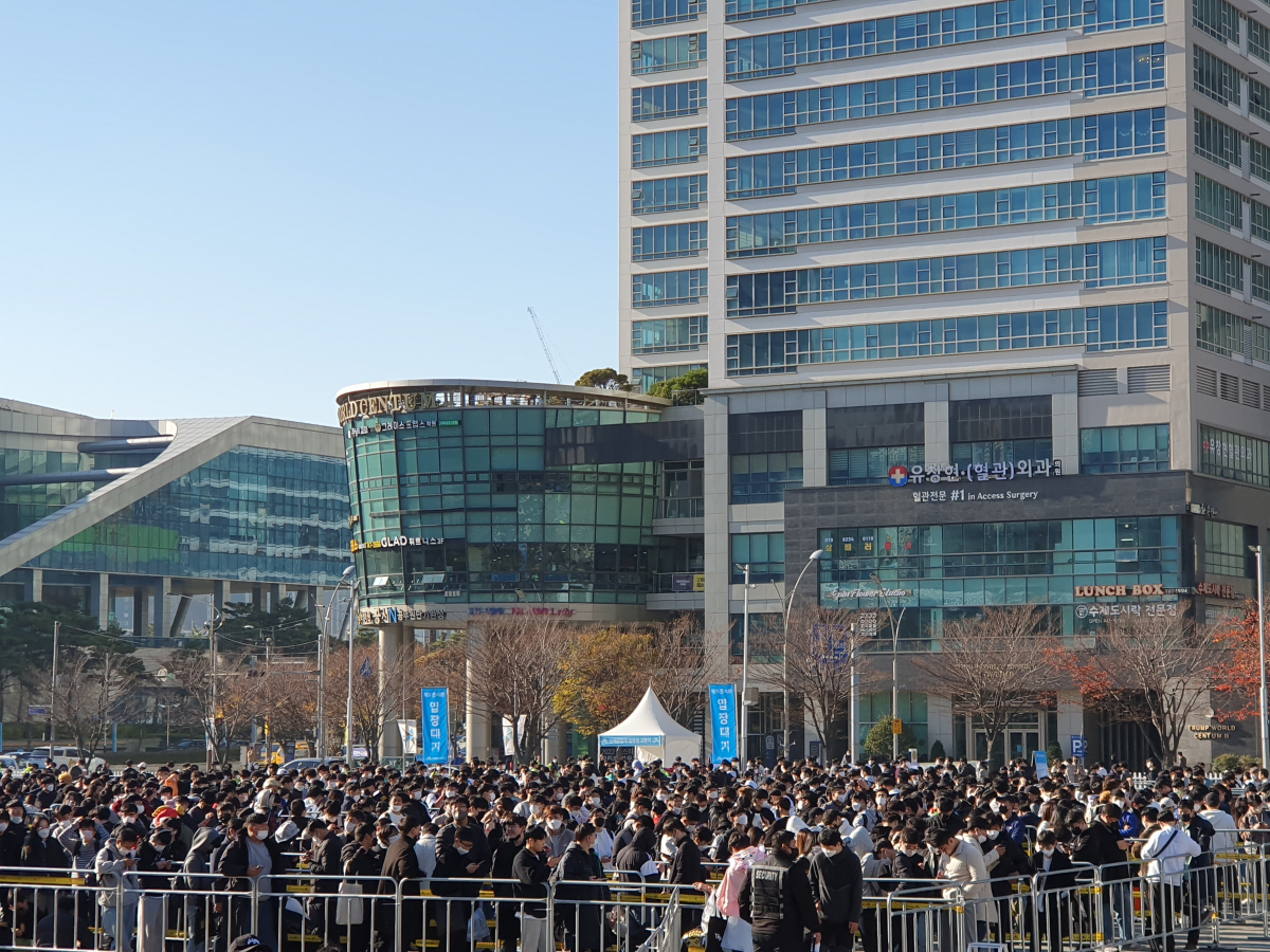 ▲18일 부산 벡스코에서 열린 '지스타 2022' 2일차 행사를 앞두고 입장 대기줄이 길게 늘어서 있다. 부산=정수천 기자 int1000@