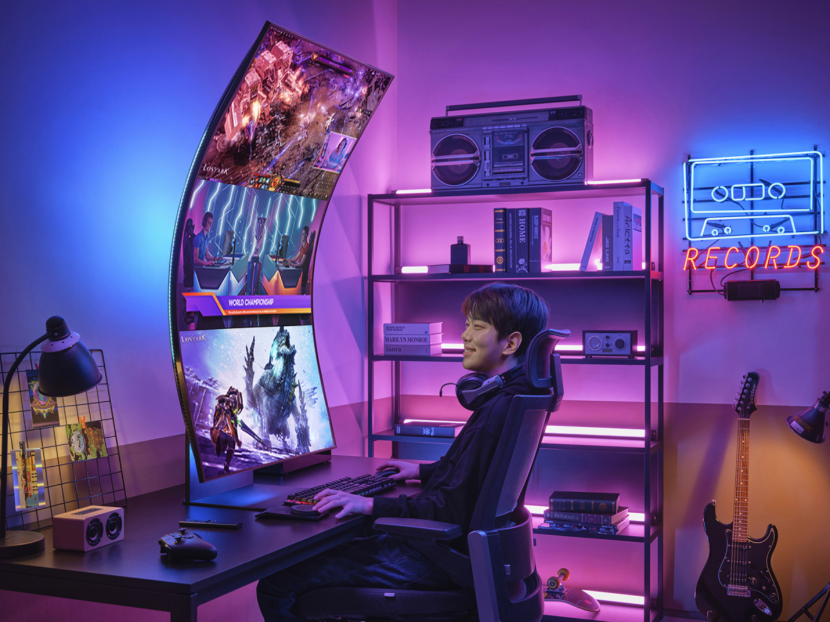 ▲삼성전자 모델이 오디세이 아크로 게임을 즐기고 있다.  (제공=삼성전자)