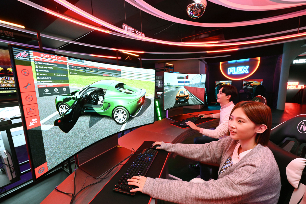 ▲LG전자 모델들이 시청환경에 맞춰 자유롭게 화면을 구부렸다 펼 수 있는 LG 올레드 플렉스로 게임을 즐기고 있다.  (제공=LG전자)