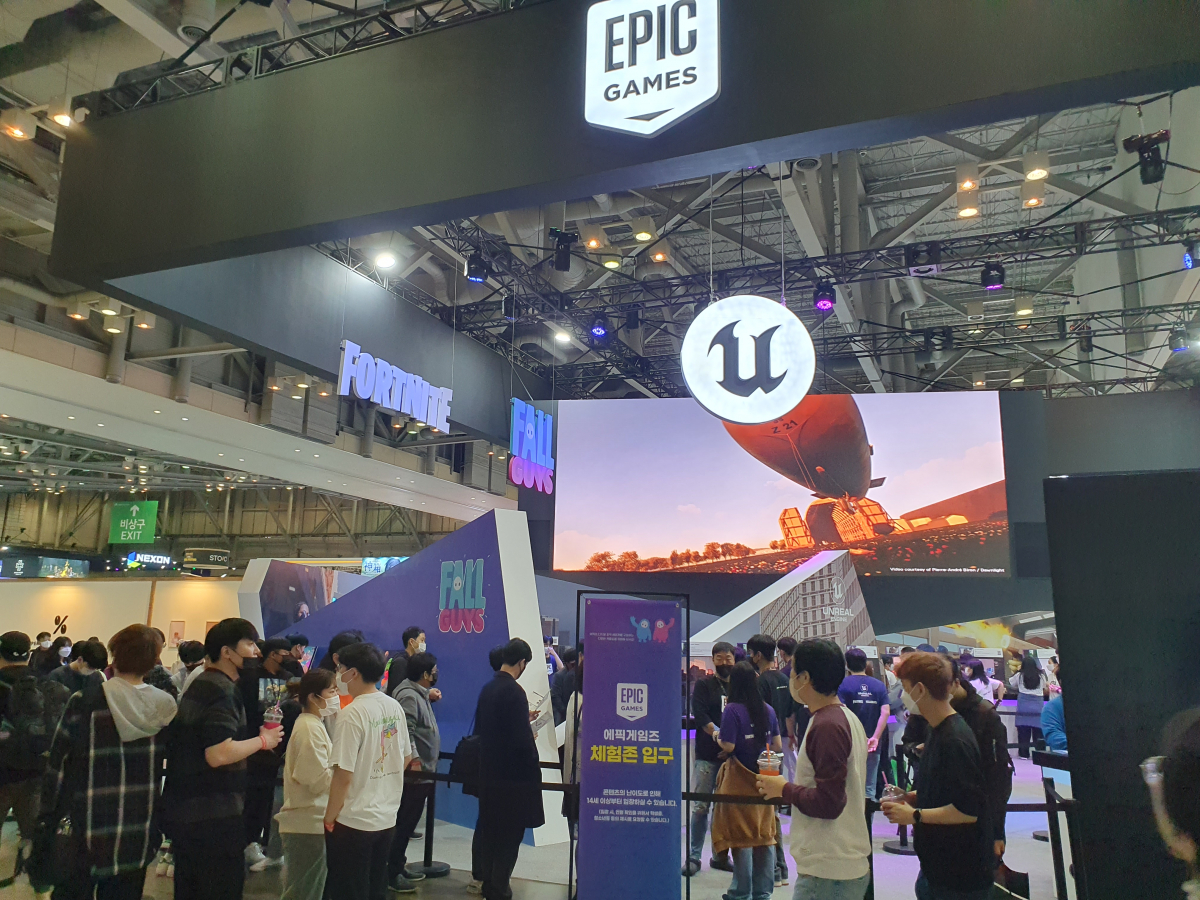▲18일 부산 벡스코에서 열린 지스타 2022 에픽게임즈 부스에서 참관객들이 시연을 기다리고 있다. 부산=정수천 기자 int1000@