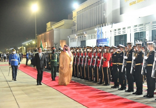 ▲무함마드 빈 살만 사우디아라비아 왕세자가 17일(현지시간) 태국 방콕에 도착해 사열하고 있다. 방콕(태국)/로이터연합뉴스
