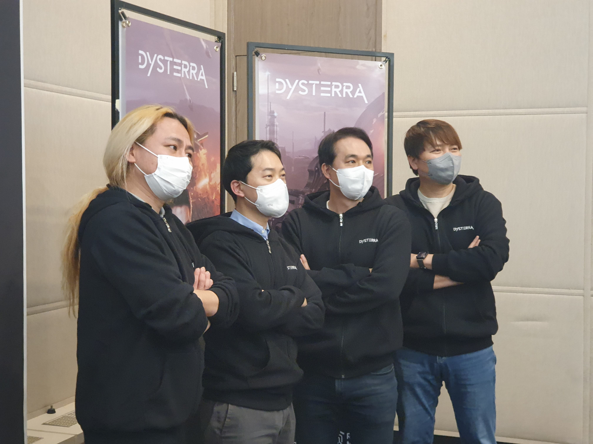 ▲18일 부산 백스코에서 열린 '지스타 2022' 카카오게임즈 기자간담회애서 '디스테라'를 개발한 김성균 대표(왼쪽 2번째) 등 관계자들이 기념 촬영을 하고 있다. 부산=정수천 기자 int1000@