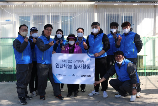 ▲18일 알펜시아리조트 임직원들이 평창군 대관령면에서 연탄배달 봉사활동을 실시했다. (사진제공=알펜시아리조트)