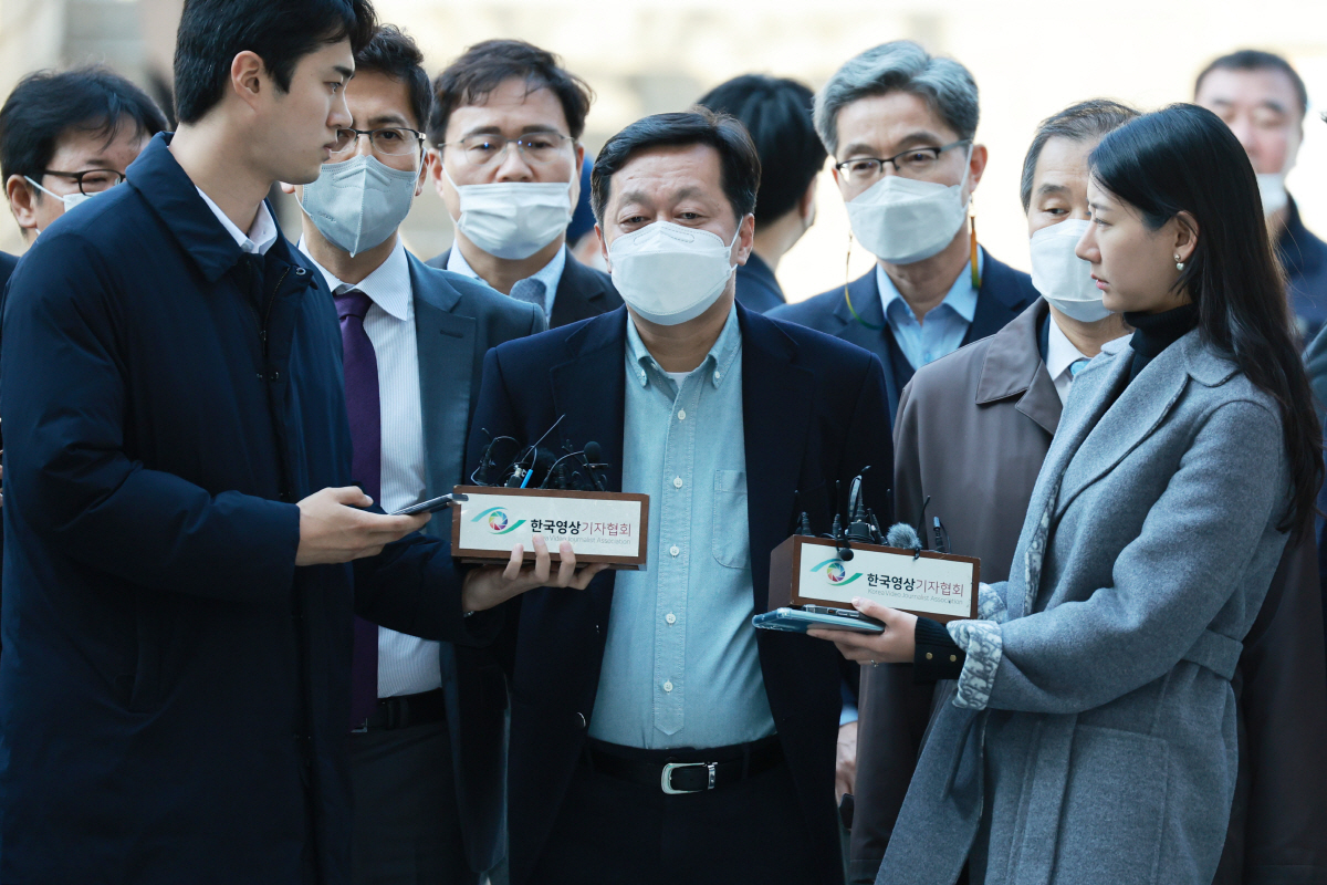 ▲정진상 더불어민주당 대표실 정무조정실장이 18일 서울 서초구 서울중앙지방법원에서 열린 구속 전 피의자 심문(영장실질심사)에 출석하고 있다.
정 실장은 2013년 2월∼2020년 10월 성남시 정책비서관·경기도 정책실장으로 일하면서 유동규 전 성남도시개발공사 기획본부장 등 ‘대장동 일당’에게서 각종 사업 추진 등 편의 제공 대가로 6차례에 걸쳐 총 1억4천만원의 금품을 받은 혐의(특가법상 뇌물)를 받는다.
(이투데이DB)