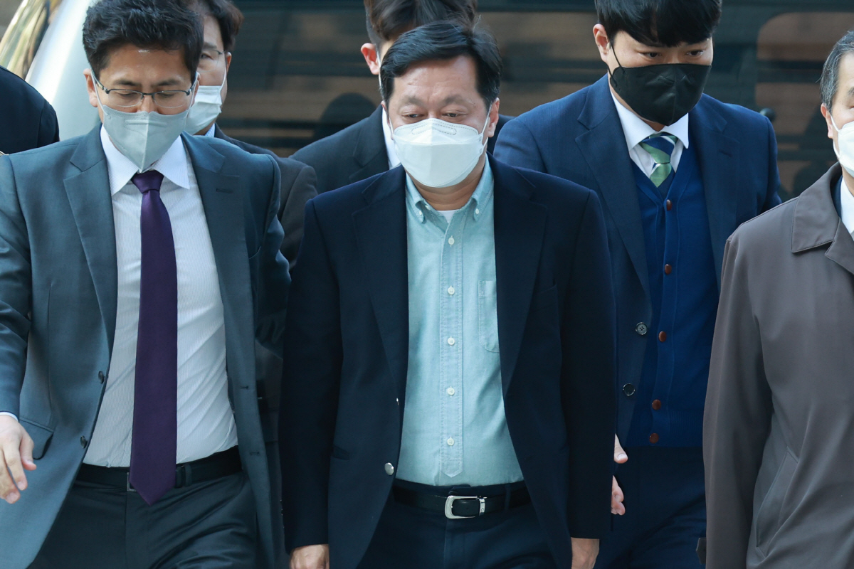 ▲정진상 더불어민주당 대표실 정무조정실장이 18일 서울 서초구 서울중앙지방법원에서 열린 구속 전 피의자 심문(영장실질심사)에 출석하고 있다. 
    정 실장은 2013년 2월∼2020년 10월 성남시 정책비서관·경기도 정책실장으로 일하면서 유동규 전 성남도시개발공사 기획본부장 등 ‘대장동 일당’에게서 각종 사업 추진 등 편의 제공 대가로 6차례에 걸쳐 총 1억4천만원의 금품을 받은 혐의(특가법상 뇌물)를 받는다.
 (연합뉴스)