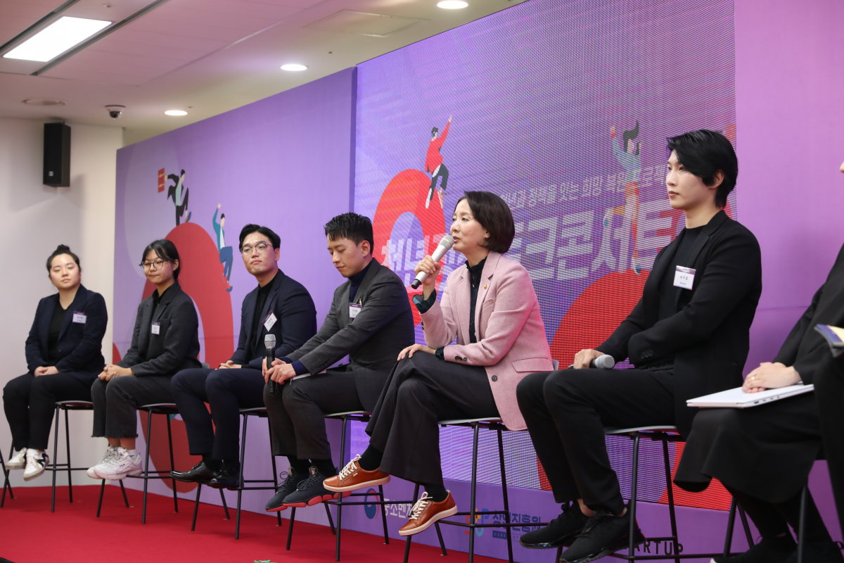 ▲이영 중소벤처기업부 장관이 18일 서울 구로구 글로벌창업사관학교에서 열린 ’청년정책 토크콘서트‘에서 현장질문에 답변하고 있다. (사진제공=중소벤처기업부)