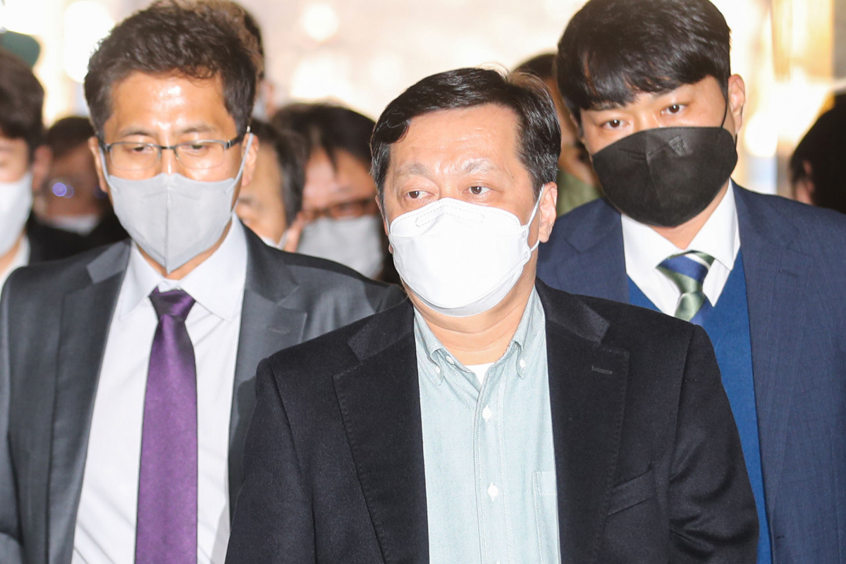 ▲정진상 더불어민주당 대표실 정책조정실장이 18일 오후 서울 서초구 서울중앙지방법원에서 열린 구속 전 피의자 심문(영장실질심사)에 출석하고 있다. 정 실장은 특정범죄 가중처벌 등에 관한 법률 위반(뇌물), 부정처사 후 수뢰, 부패방지법 위반, 증거인멸교사 혐의를 받고 있다. (뉴시스)