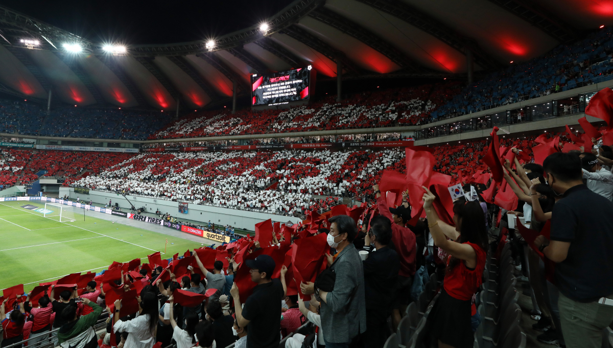 ▲지난 6월 2일 서울 마포구 서울월드컵경기장에서 열린 하나은행 초청 친선경기 대한민국과 브라질의 경기에서 붉은악마가 열띤 웅원을 하고 있다. (연합뉴스)
