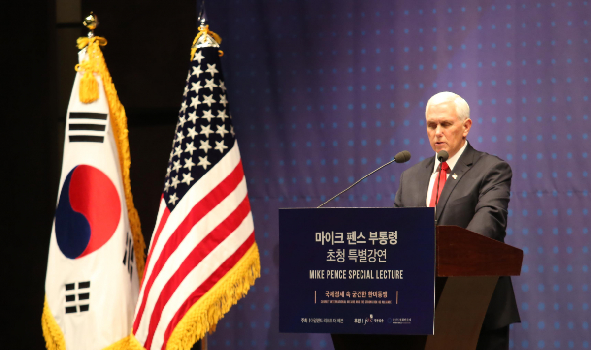 ▲[서울=뉴시스] 마이크 펜스(Mike Pence) 전 미국 부통령이 25일 서울 마포구 극동아트홀에서 열린 제51회 극동포럼에서 '국제정세 속 굳건한 한미 동맹'을 주제로 강연하고 있다. (사진=극동방송 제공) 2022.03.25. photo@newsis.com *재판매 및 DB 금지