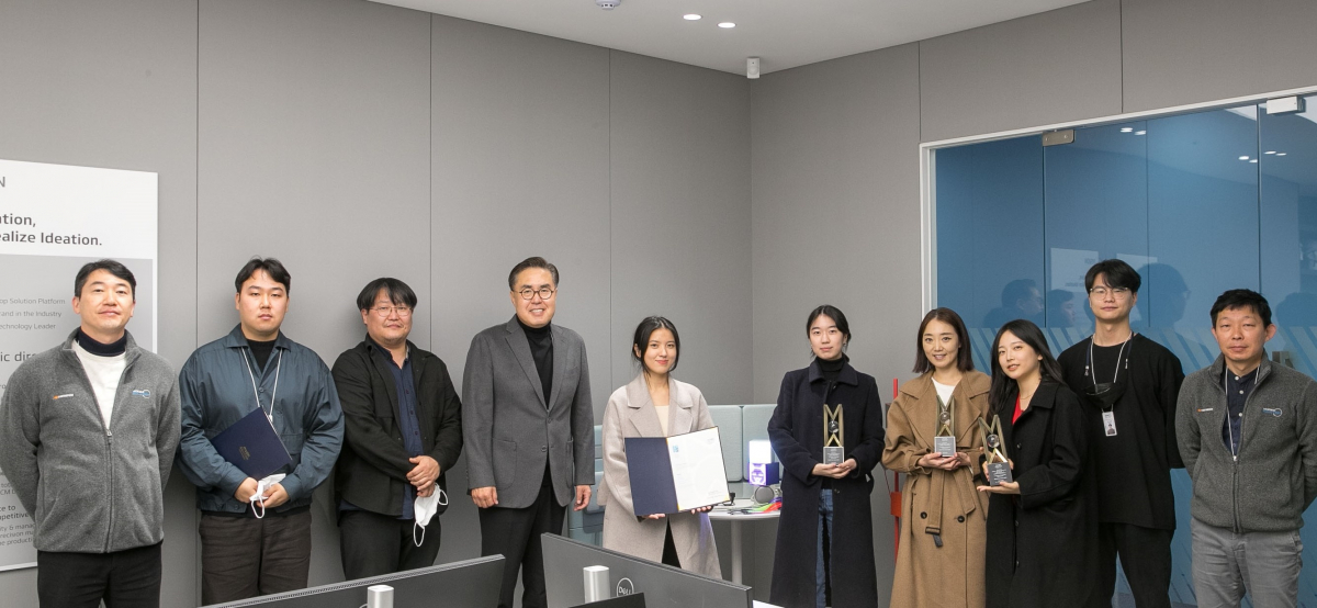 ▲16일 경기도 부천 오정산업단지 내 모델솔루션 통합사업장에서 진행된 산학협력 프로젝트 ‘MOA(Model One Award)’ 프로그램 시상식에서 우병일 모델솔루션 대표이사(왼쪽 네 번째) 외 홍익대학교 산업디자인학과 학생들이 기념촬영을 하고 있다 (사진제공=한국앤컴퍼니)