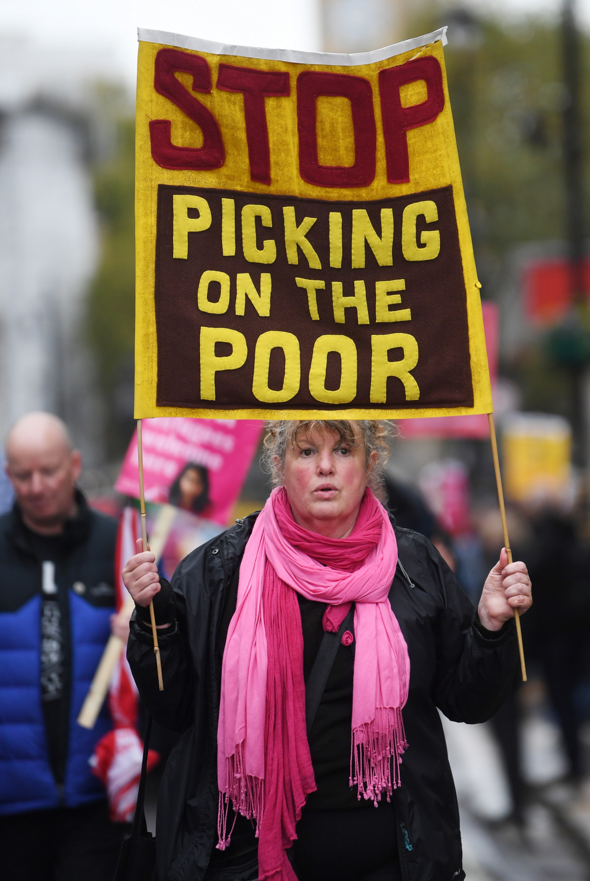 ▲영국 런던에서 5일(현지시간) 시민들이 저임금과 재산세 부과, 의료 민영화와 관련해 시위를 벌이고있다. 런던(영국)/EPA연합뉴스