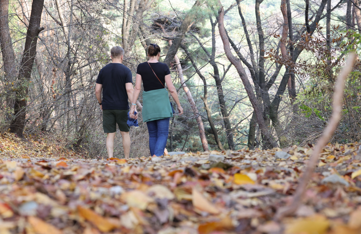 ▲포근한 날씨를 보인 20일 오후 서울 남산에서 시민들이 겉옷을 벗은 채 걸어가고 있다. (연합뉴스)