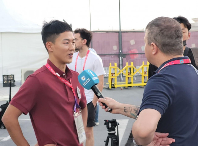 ▲20일 오후 우루과이 대표팀이 훈련하는 도하 알에르살 훈련장에서 우루과이 방송과 인터뷰하는 이승우(연합뉴스)