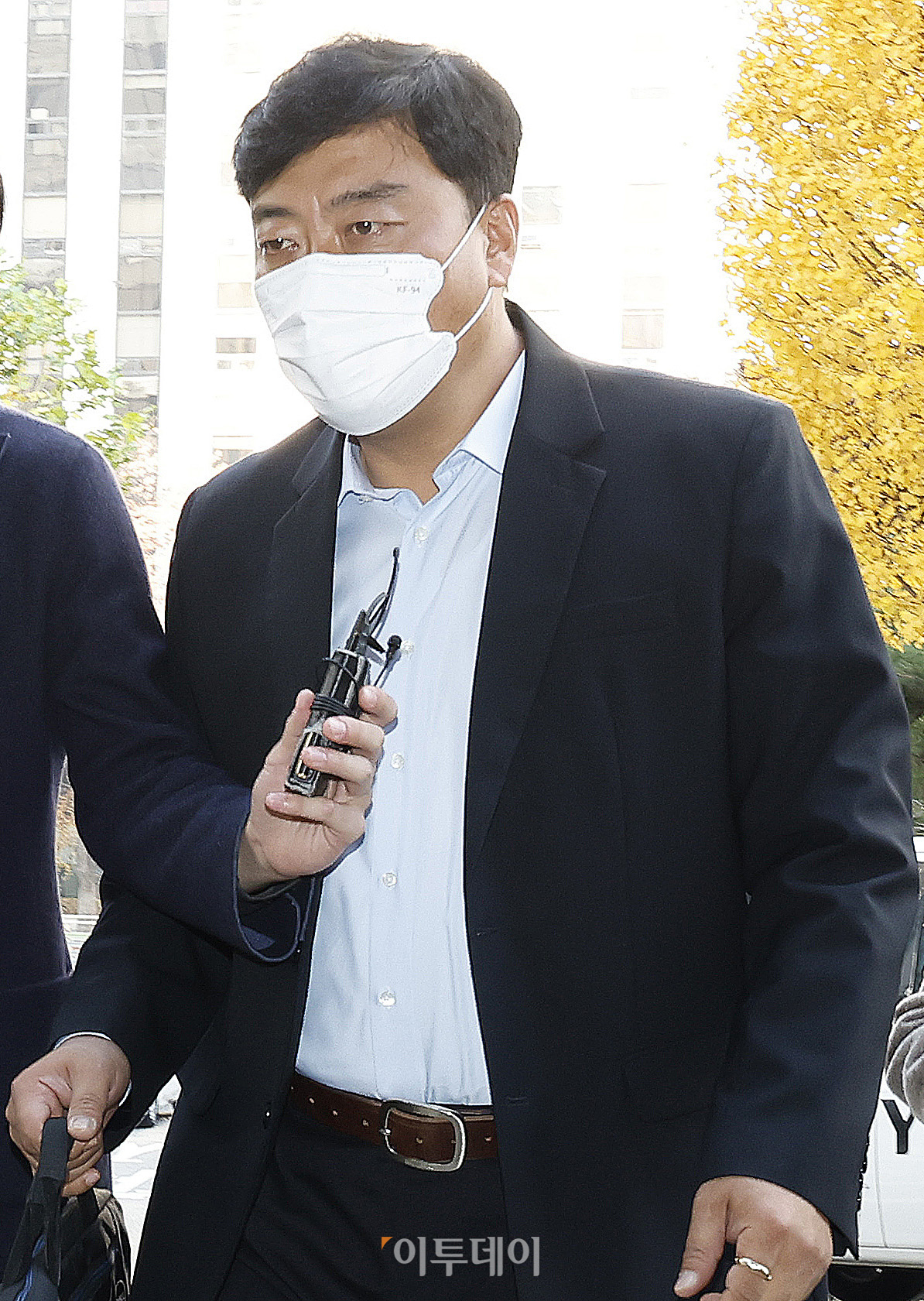 ▲최성범 용산소방서장이 21일 경찰 조사를 받기 위해 서울 마포구 이태원 사고 특별수사본부에 출석하고 있다. 조현호 기자 hyunho@