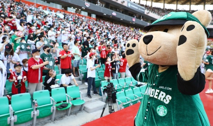▲SSG랜더스 스타벅스데이에서 스타벅스 마스코트가 응원을 진행하고 있다.  (사진제공=스타벅스코리아)