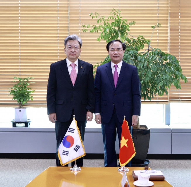 ▲이원재(왼쪽) 국토교통부 제1차관과 응웬 반 싱 베트남 건설부 차관이 21일 회담 직후 기념촬영을 하고 있다.  (사진제공=국토교통부)