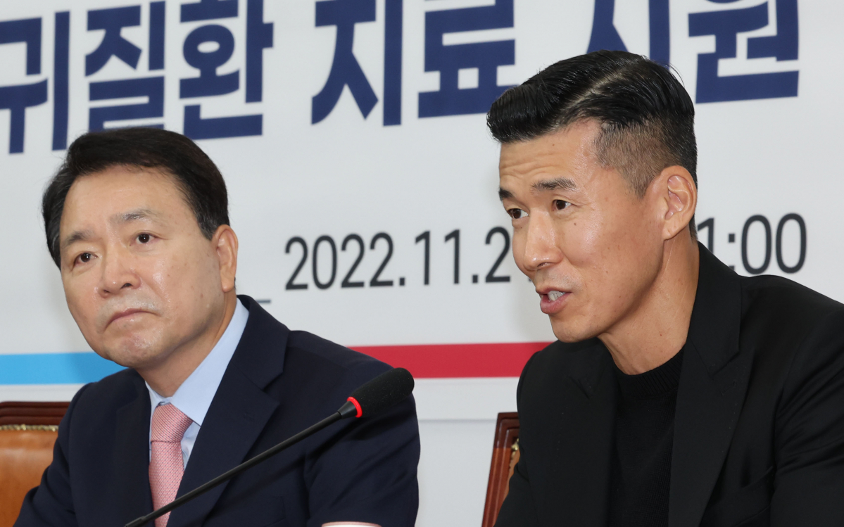 ▲승일희망재단 공동대표인 가수 션(오른쪽)이 21일 오전 서울 여의도 국회에서 열린 국민의힘 중증·희귀질환 치료 지원 강화를 위한 정책간담회에서 인사말을 하고 있다.