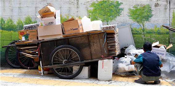 ▲폐지 수거로 생계를 이어가고 있는 한 시민이 서울 마포구 거리에서 폐지 등 재활용자원을 수거하고 있다. (뉴시스)