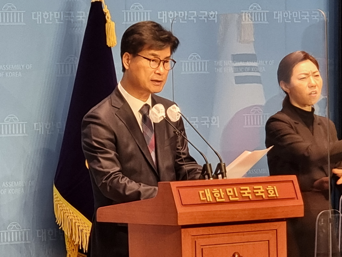 ▲21일 김 의원은 국회 소통관에서 기자회견을 열고 '선진소형원자로 경쟁력 강화와 상용화 촉진에 관한 법률안'을 대표 발의했다. (사진제공=김영식 의원실)