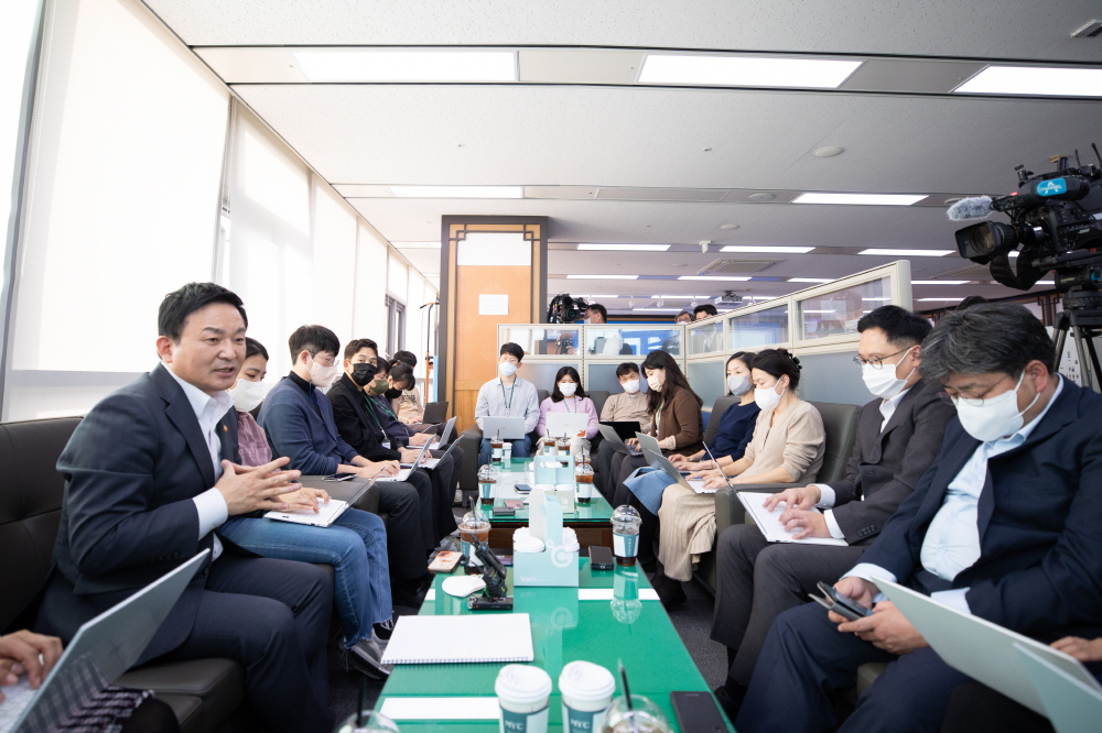 ▲원희룡 국토교통부 장관이 21일 정부세종청사 국토부 기자실을 방문해 출입기자들과 질의응답을 하고 있다. (사진제공=국토교통부)