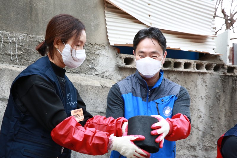 ▲이복현 금융감독원장(오른쪽)과 연탄은행 홍보대사인 배우 정애리 씨가 21일 서울 노원구 백사마을에서 독거노인 및 영세가정에 연탄 6000장을 직접 전달하고 있다. (사진제공=금융감독원)