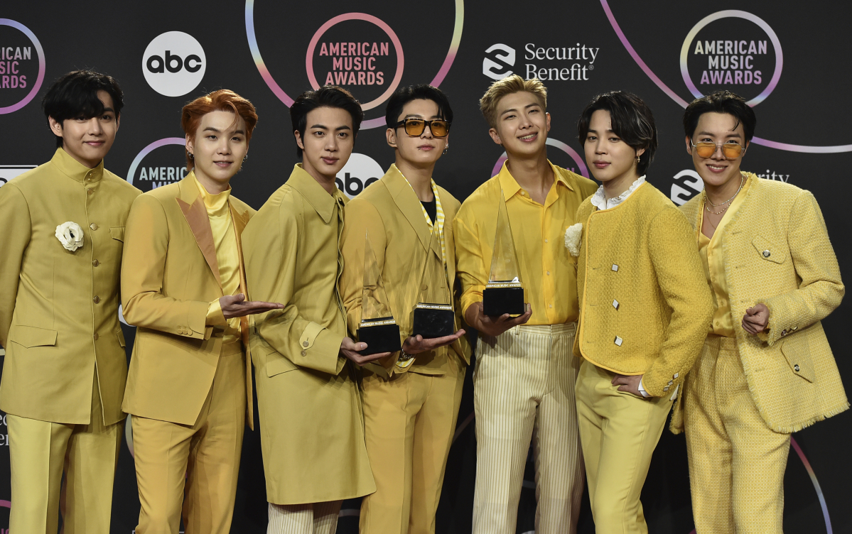 ▲방탄소년단이 ‘2022 아메리카 뮤직 어워드’에서 2관왕에 오르며 5년 연속 수상 기록을 이어갔다. 다만, 방탄소년단은 멤버 진의 ‘카타르 월드컵' 개막식 공연 등으로 인해 이번 시상식에는 불참했다. 사진은 지난해 11월 21일(현지시간) 로스앤젤레스 마이크로소프트시어터에서 열린 AMA에 참석한 방탄소년단의 모습.(AP/뉴시스)