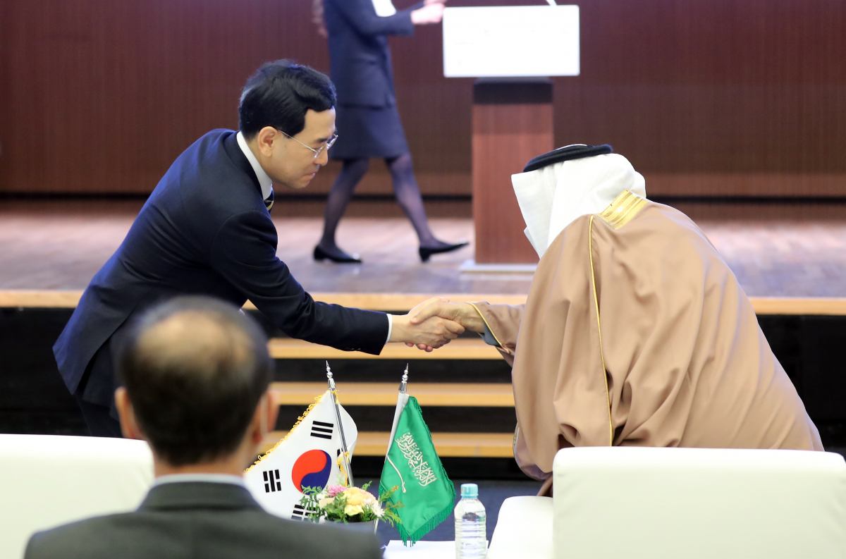 ▲이창양(왼쪽) 산업통상자원부 장관, 칼리드 알 팔레(왼쪽) 사우디아리비아 투자부 장관이 17일 서울 중구 대한상공회의소 국제회의장에서 열린 2022 한-사우디 투자 포럼에서 악수하고 있다. (뉴시스)