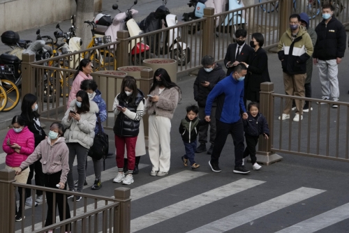 ▲중국 베이징에서 21일 사람들이 코로나19 검사를 받기 위해 줄 서 있다. 베이징(중국)/AP연합뉴스
