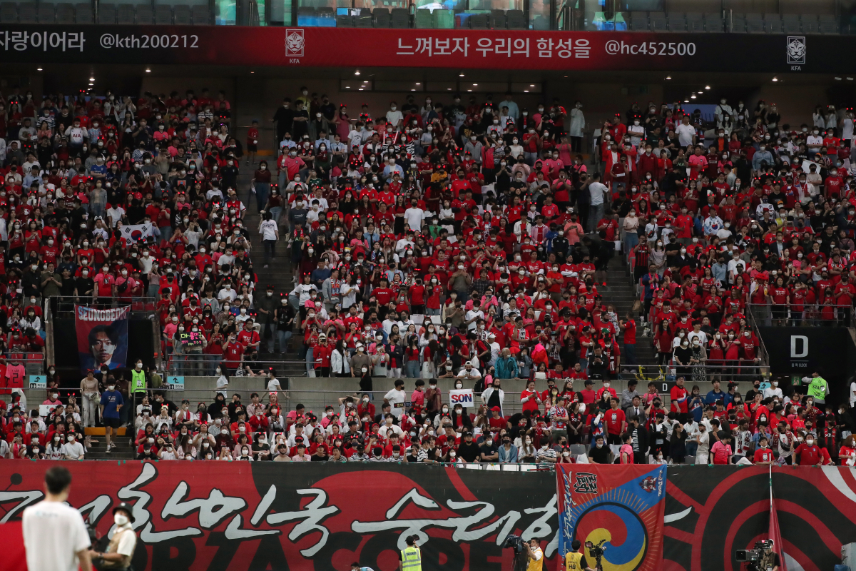 ▲'붉은악마' 시민들이 경기 전 함성을 지르고 있다. (뉴시스)