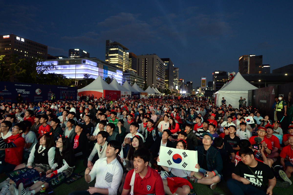 ▲서울 종로구 광화문 광장에서 시민들이 태극기를 들고 대한민국을 응원하고 있다. (뉴시스)