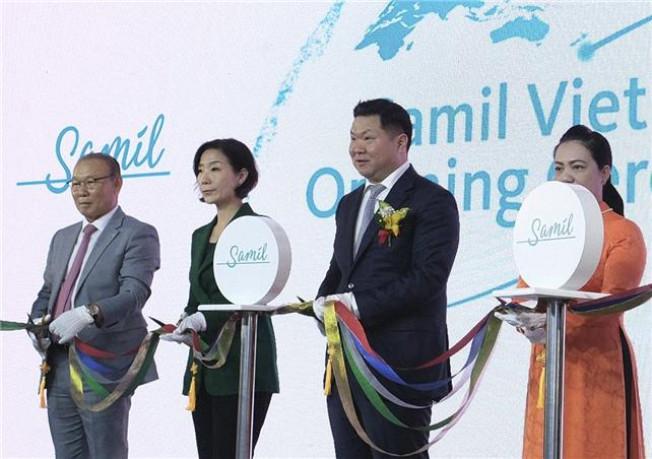 ▲(왼쪽부터) 박항서 베트남 축구 국가대표팀 감독, 오영주 주베트남 대한민국 대사관 대사, 허승범 삼일제약 회장, Vu Thi Huynh Mai 호치민 인민위원회 차장이 삼일제약 베트남 플랜트 준공식에서 테이프 커팅식을 진행하고 있다. (사진제공=삼일제약)