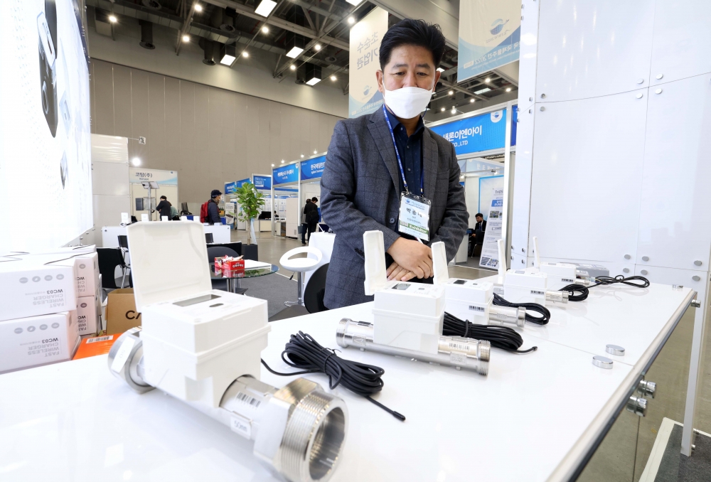 ▲23일 대구 북구 엑스코에서 열린 ‘대한민국 국제물주간 2022’ 신동아전자 부스에 초음파 수도계량기가 전시돼 있다. 국제물주간은 우리나라의 물 분야에 대한 위상을 높이고 물산업의 해외 진출을 지원하기 위해 2016년 시작된 국내 최대 규모 물 분야 전시회·포럼으로, 코로나19로 3년 만에 다시 개최됐다. 신태현 기자 holjjak@ (이투데이DB)