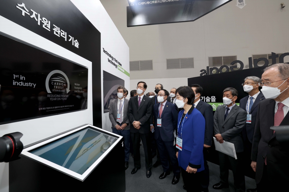 ▲한화진 환경부 장관과 반기문 전 유엔(UN) 사무총장이 23일 대구 북구 엑스코에서 열린 ‘대한민국 국제물주간 2022’ 삼성전자 부스를 둘러보고 있다. 국제물주간은 우리나라의 물 분야에 대한 위상을 높이고 물산업의 해외 진출을 지원하기 위해 2016년 시작된 국내 최대 규모 물 분야 전시회·포럼으로, 코로나19로 3년 만에 다시 개최됐다. 신태현 기자 holjjak@ (이투데이DB)