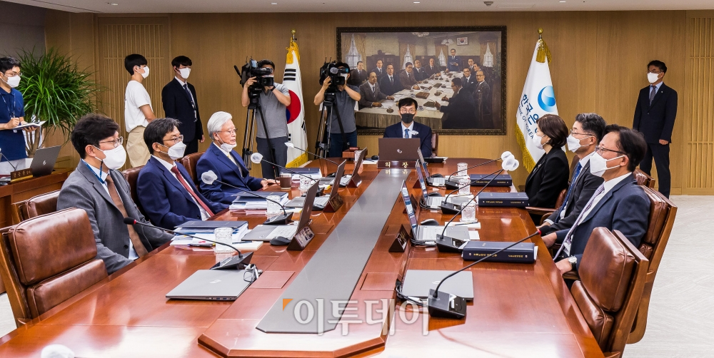 ▲8월 이창용 한국은행 총재가 서울 중구 한국은행에서 열린 금융통화위원회 본회의를 주재하고 있다. (사진공동취재단)