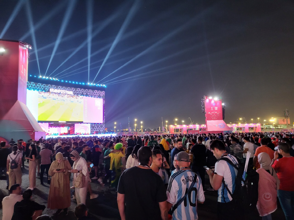 ▲카타르 도하의 FIFA 팬 페스티벌을 찾은 축구 팬들(연합뉴스)