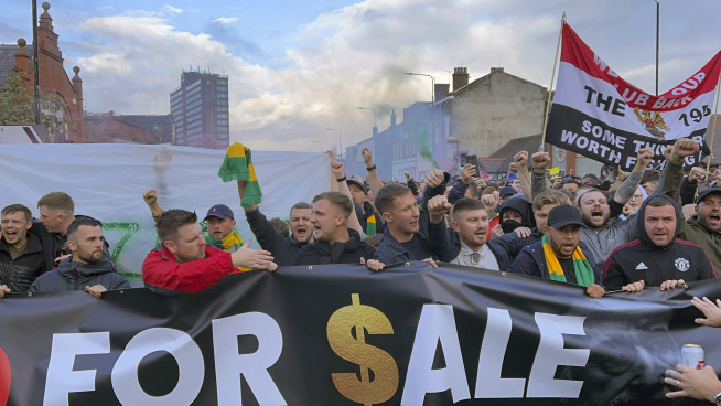 ▲8월 22일(현지시간) 맨체스터유나이티드 팬들이 구단주 퇴진 시위를 벌이고 있다. 맨체스터(영국)/AP뉴시스