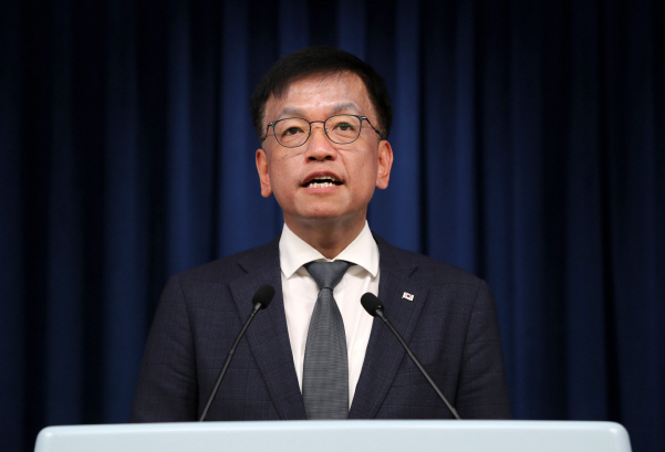 ▲최상목 경제수석이 23일 오후 서울 용산 대통령실 청사에서 제1차 수출전략회의 및 일론 머스크 테슬라·스페이스X CEO 화상면담 결과 등에 대해 브리핑을 하고 있다. (연합뉴스)