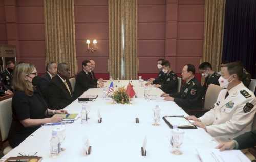 ▲로이드 오스틴 미국 국방장관과 웨이펑허 중국 국방부장이 22일 캄보디아 시엠립에서 만났다. 시엠립(캄보디아)/AP연합뉴스
