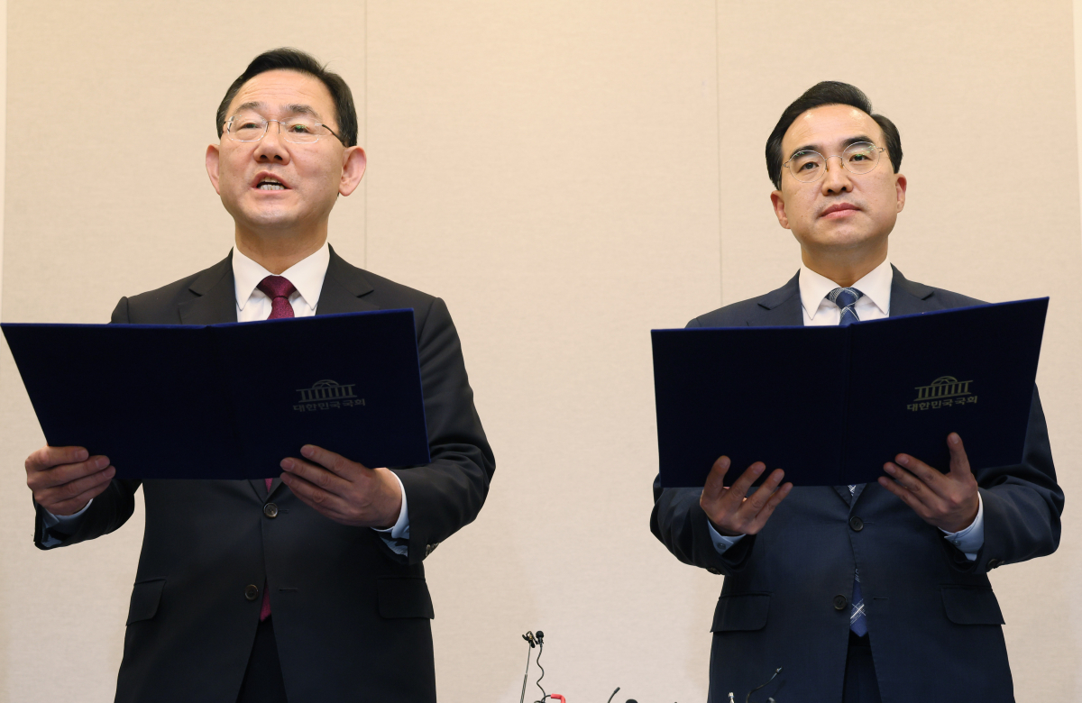 ▲국민의힘 주호영·더불어민주당 박홍근 원내대표가 23일 오후 국회에서 기자회견을 열고 '이태원 참사' 국정조사 실시에 대한 여야 합의문을 발표하고 있다. (연합뉴스)