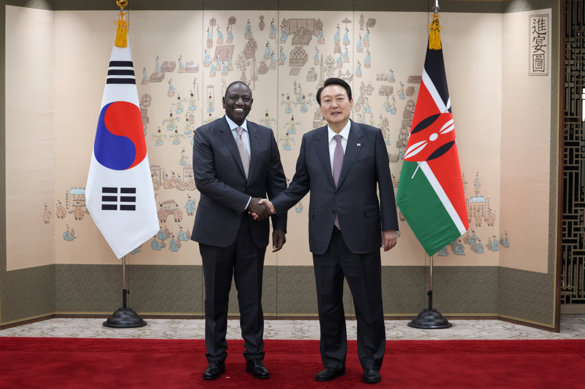 ▲윤석열 대통령이 23일 서울 용산 대통령실 청사에서 윌리엄 루토 케냐 대통령과 정상회담에 앞서 기념촬영을 하고 있다. (뉴시스)