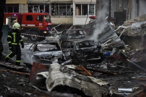 ▲우크라이나 키이우에 위치한 아파트가 23일(현지시간) 러시아의 미사일 공격으로 붕괴됐다. 키이우(우크라이나)/EPA연합뉴스

