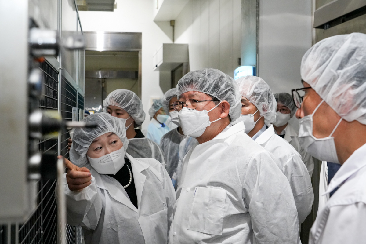 ▲SPC 안전경영위원회 정갑영 위원장(가운데)과 조현욱 위원(왼쪽)이 평택 SPL에 방문해 생산 라인 현장을 점검하고 있다.  (사진제공=SPC)