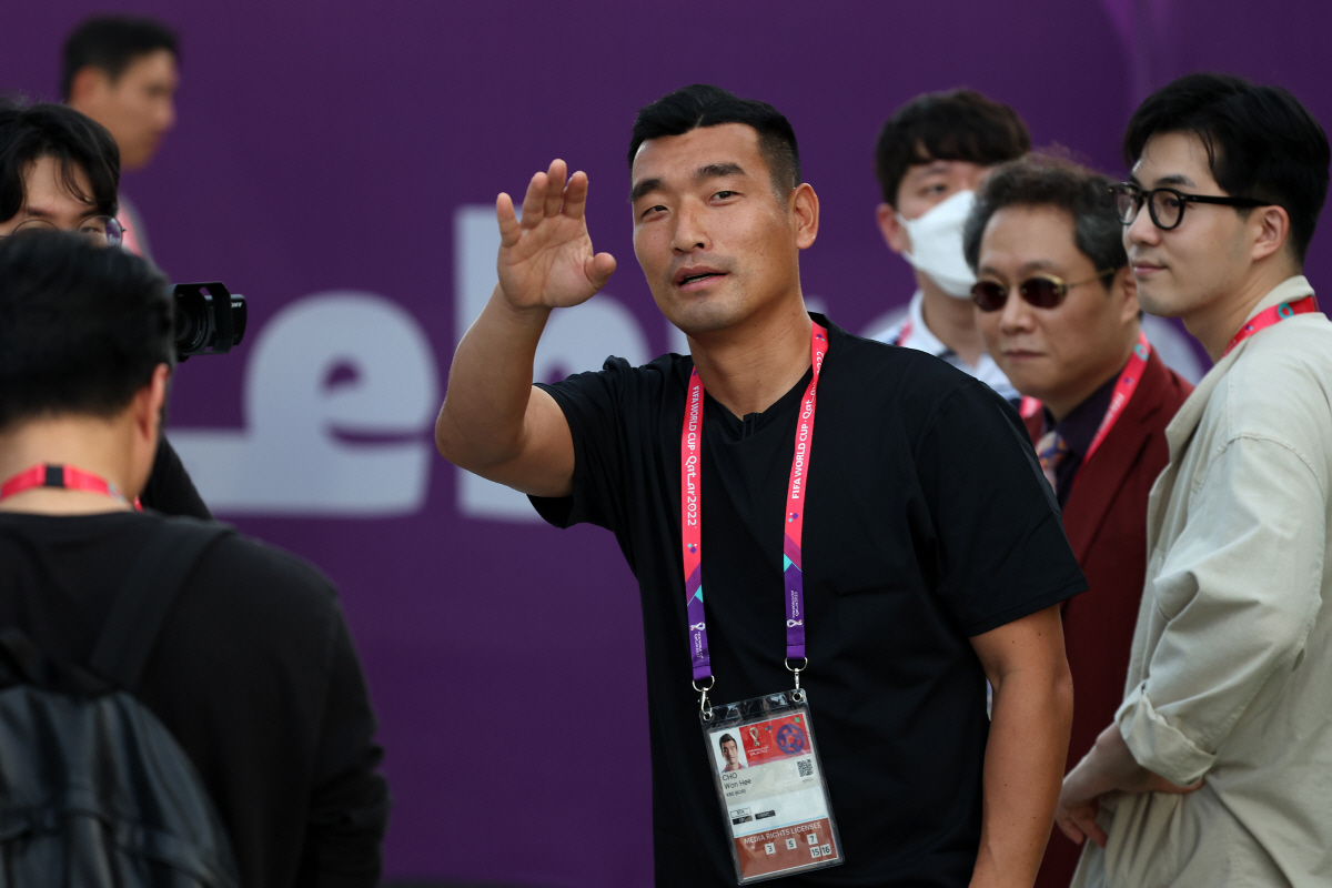 ▲조원희 해설위원이 18일(현지시간) 오후 카타르 도하 알 에글라 트레이닝센터에서 대한민국 축구대표팀 훈련을 기다리고 있다.(뉴시스)
