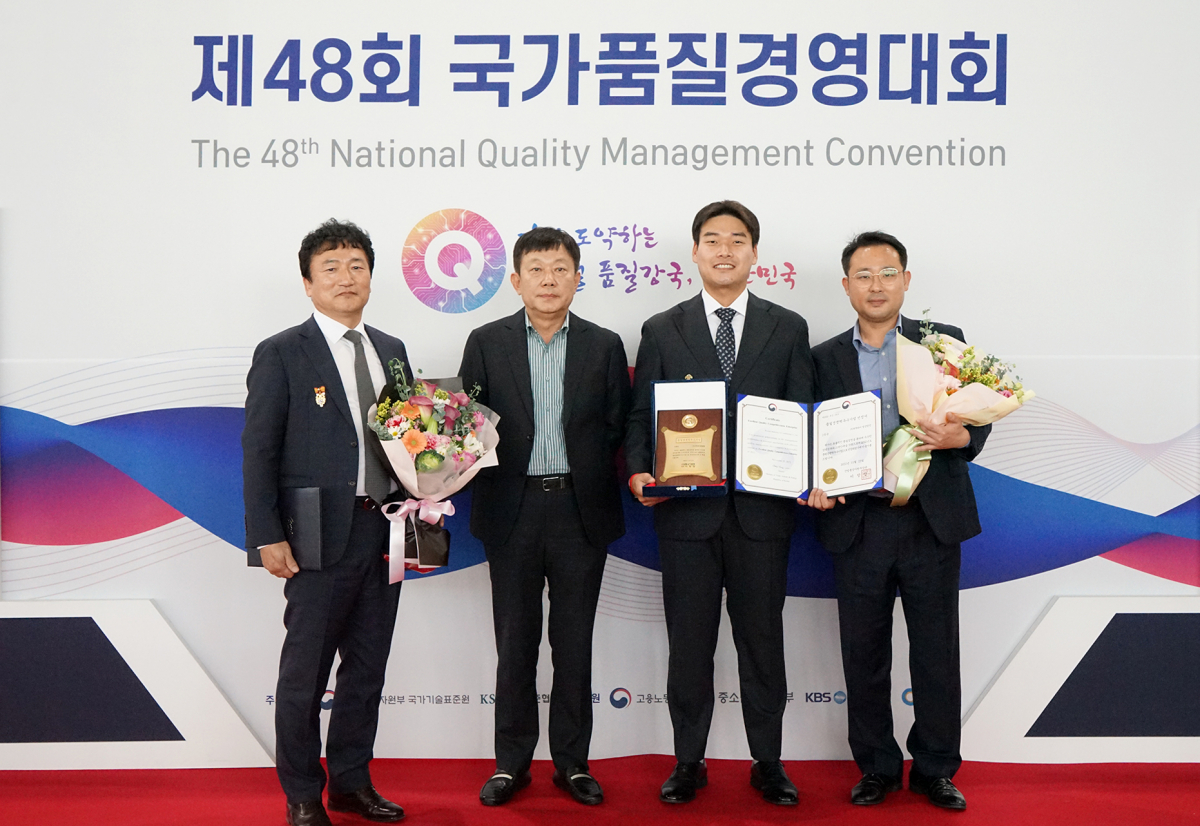 ▲23일 일산 킨텍스에서 개최된 제48회 국가품질경영대회에서 귀뚜라미범양냉방 관계자들이 기념촬영을 하고 있다. (사진제공=귀뚜라미그룹)