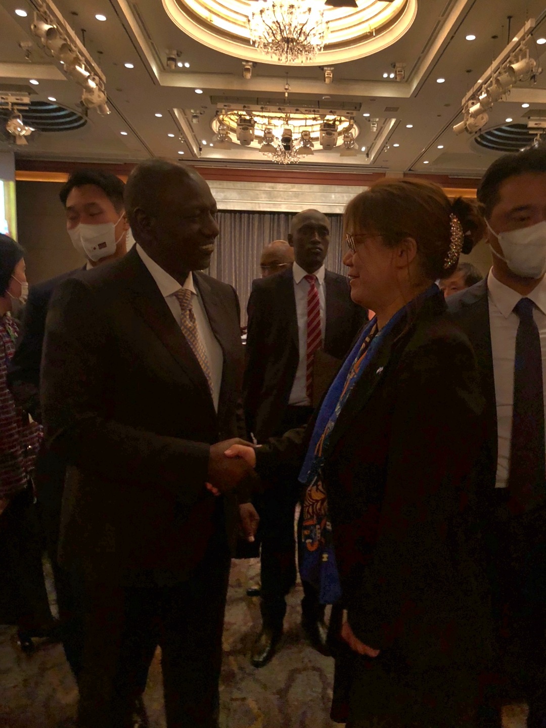 ▲23일 서울 소공동 롯데호텔에서 열린 한국-케냐 비지니스 포럼에서 윌리엄 루토 케냐 대통령과 피씨엘 김소연(오른쪽) 대표가 환담을 나누고 있다 (사진제공=피씨엘)