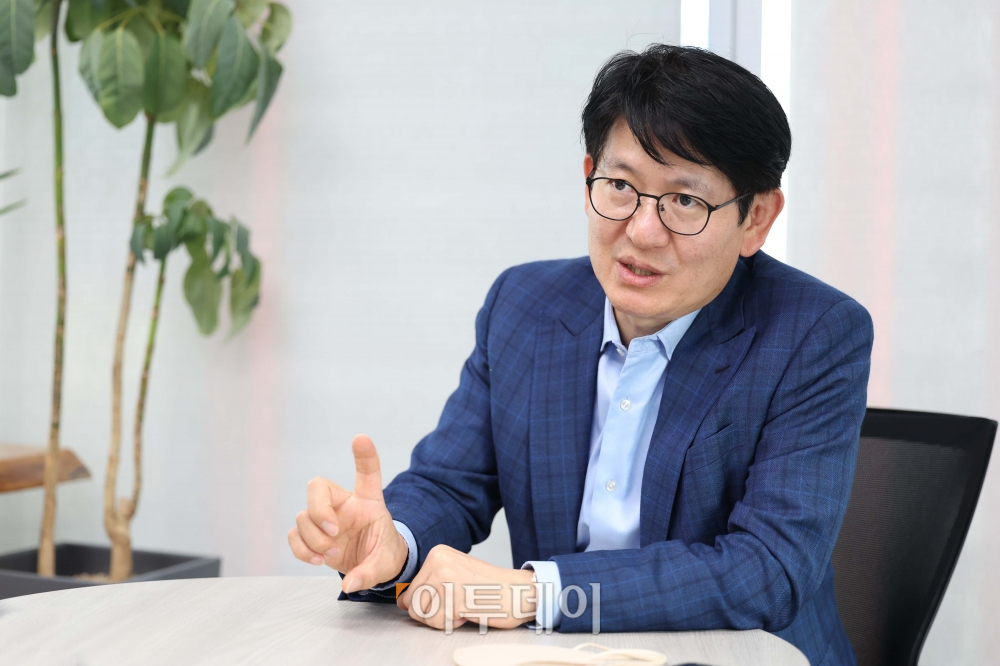 ▲강성부 KCGI 대표가 24일 서울 여의도 KCGI에서 이투데이와 인터뷰를 갖고 있다. 신태현 기자 holjjak@