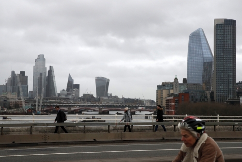 ▲고층 빌딩에 둘러싸인 런던 템스강 주변을 사람들이 걷고 있다. 런던(영국)/AP뉴시스
